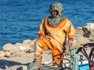 Obitelj Tanfara od 1896. godine čuva tradiciju otoka Krapnja, zanimanje koje se prenosi s oca na sina: spužvarstvo