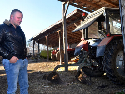 Otac i deda mu ostavili mehanizaciju foto Biljana Nenković Otac i deda mu ostavili mehanizaciju foto Biljana Nenković