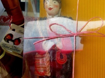 Konavljanin odjeven u nošnju kao suvenir