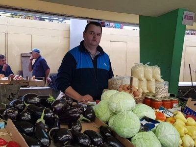 Od povrća, jaja, brašna, pa do zimnice: Svega ima na štandu vrijedne porodice Popović-Kukrić iz Romanovaca