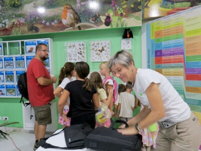 Oduševljeni mali i veliki istraživanjem kukaca u prirodi