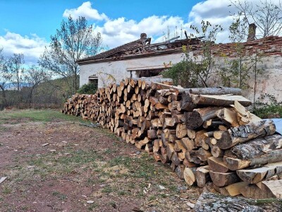 Ogrevno drvo za sve kupce, a sir po naruždbini i samo za stalne mušterije