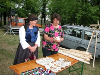 Ljiljana Vojković nudi svoj proizvod - opanke oputare Ljiljana Vojković nudi svoj proizvod - opanke oputare