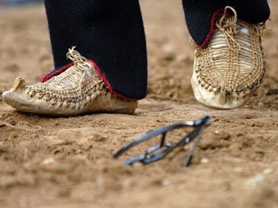 Opanci oputari Nevenke Vojković na nogama namještača metalne alke (mete) Opanci oputari Nevenke Vojković na nogama namještača metalne alke (mete)