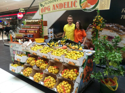 Prodaja mandarina na štandu City Centru One Prodaja mandarina na štandu City Centru One