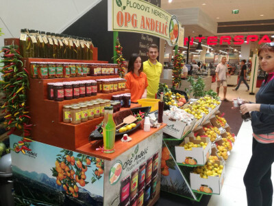 Uvijek je gužva na ovom štandu Uvijek je gužva na ovom štandu