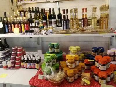 Štand s prozivodima OPG-a Darinka Krnčević