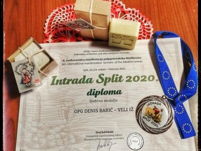 OPG DENIS BARIĆ - Poker odličja iz stoljetnog maslinika vridnog otočnog predsjednika