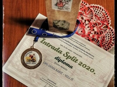 OPG DENIS BARIĆ - Poker odličja iz stoljetnog maslinika vridnog otočnog predsjednika