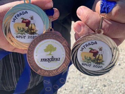 OPG DENIS BARIĆ - Poker odličja iz stoljetnog maslinika vridnog otočnog predsjednika