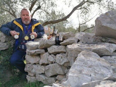 OPG DENIS BARIĆ - Poker odličja iz stoljetnog maslinika vridnog otočnog predsjednika