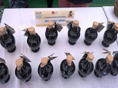 OPG DENIS BARIĆ - Poker odličja iz stoljetnog maslinika vridnog otočnog predsjednika