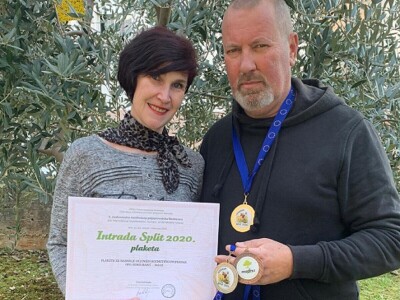 OPG DENIS BARIĆ - Poker odličja iz stoljetnog maslinika vridnog otočnog predsjednika