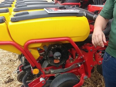 Spremnik za mikrogranule 17 litara  i za sjeme od 70 litara Spremnik za mikrogranule 17 litara  i za sjeme od 70 litara