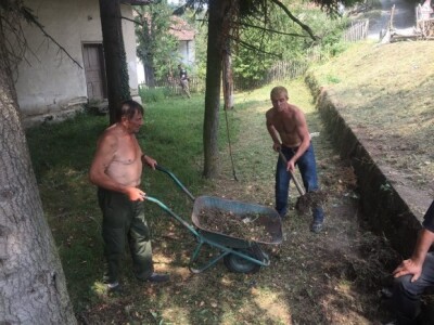 Meštani mu pomažu u čišćenju