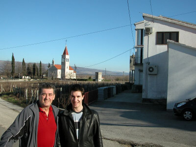 Otac Mijo i sin mu Jure radosni i zbog kompletnog uspjeha obiteljske pršutane Mijukić-Prom Otac Mijo i sin mu Jure radosni i zbog kompletnog uspjeha obiteljske pršutane Mijukić-Prom