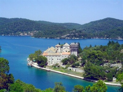 NP Mljet - benediktinski samostan na otočiću sv. Marije (Veliko jezero)