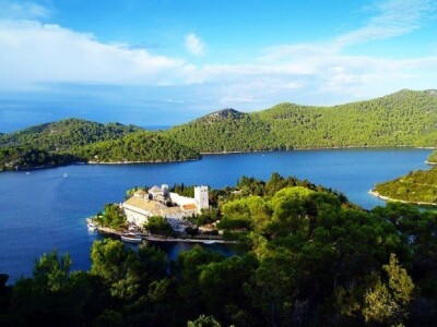 NP Mljet - otočić sv. Marije na Velikom jezeru