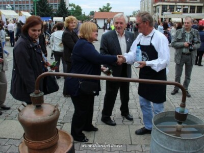 I ministricu Mrak Taritaš zanimalo je kako se peče rakija