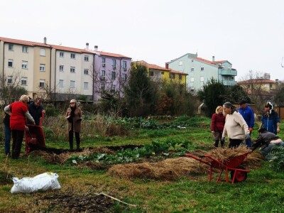 Ovim načinom vrtlarenja pokušavamo stvoriti što bolji suživot prirode i čovjeka te promicati održivi način uzgoja hrane