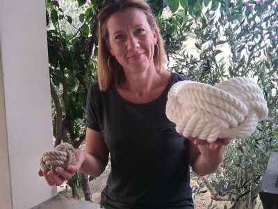 OZNAKA HOP - Unikatni suveniri Maje Sučić ispleteni od konopa iz didove konobe