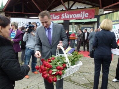 Gradonačelnik Krešimir Bubalo podijelio je ruže svim damama povodom Dana žena