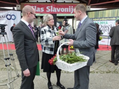 Gradonačelnik Krešimir Bubalo podijelio je ruže svim damama povodom Dana žena