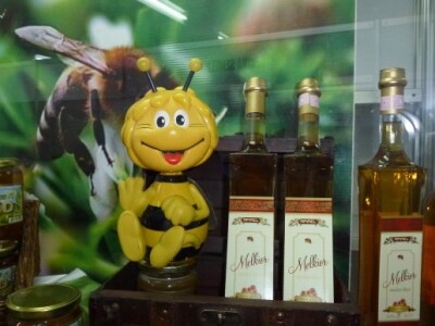 Štand proizvođača meda i pčelinjih proizvoda