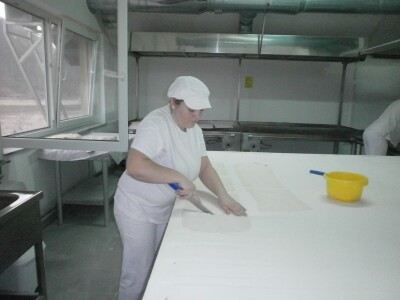 Tijesto se razvalja pa reže