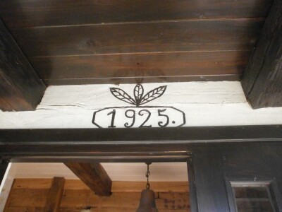 Iznad vrata godina izrade drvene hiže