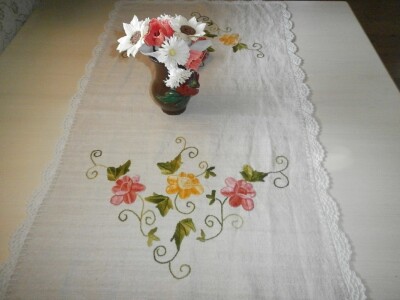 Cvijeće od krep papira i izvezeno domaće platno