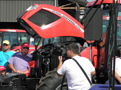 Voditelji poljoprivrednih emisija iza i ispred kamere