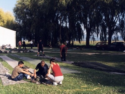 Padobranke i padobranci na pripremama za skokove ispred hangara na sinjskom dportskom aerodromu
