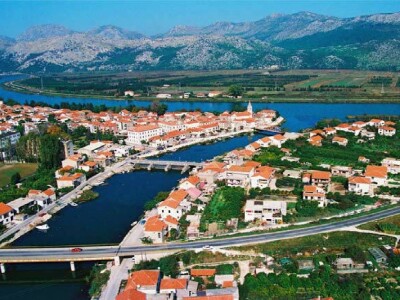 Panorama Grada Opuzena u zagrljaju rijeka i plantaža voća i povrća Panorama Grada Opuzena u zagrljaju rijeka i plantaža voća i povrća