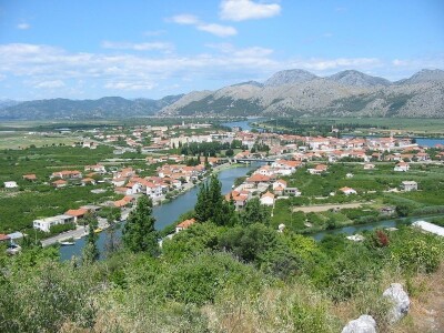 Panorama Grada Opuzena u zagrljaju (velike) Neretve i Male Neretve Panorama Grada Opuzena u zagrljaju (velike) Neretve i Male Neretve