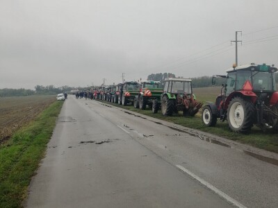 Parkirani traktori pored puteva