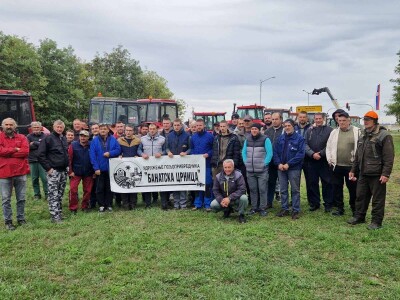 Parkirani traktori pored puteva