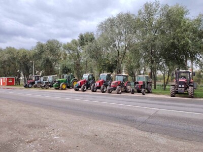 Parkirani traktori pored puteva