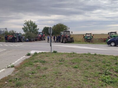 Parkirani traktori pored puteva