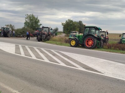 Parkirani traktori pored puteva