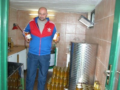 Marunica i njegov med u staklenkama