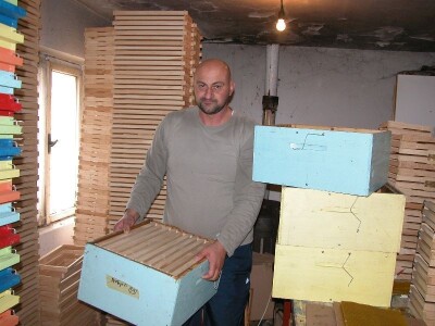 Pčelar Vedran Marunica pokazuje košnice i okvire koje je sam napravio