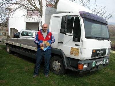 Pčelar Vedran Marunica uz svoj kamion, član HPS