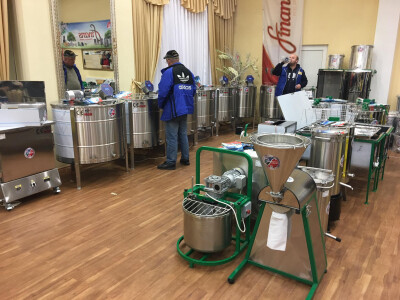 Pčelari, pčelarski stručnjaci i proizvođači pčelarske opreme iz Hrvatske i okruženja okupili se u Vinkovcima