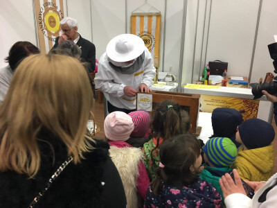 Pčelari, pčelarski stručnjaci i proizvođači pčelarske opreme iz Hrvatske i okruženja okupili se u Vinkovcima