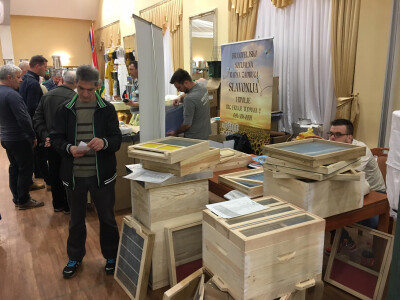 Pčelari, pčelarski stručnjaci i proizvođači pčelarske opreme iz Hrvatske i okruženja okupili se u Vinkovcima