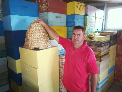 Pčelarski put Željka Ignjatića: Od sanduka za municiju do 200 košnica Pčelarski put Željka Ignjatića: Od sanduka za municiju do 200 košnica