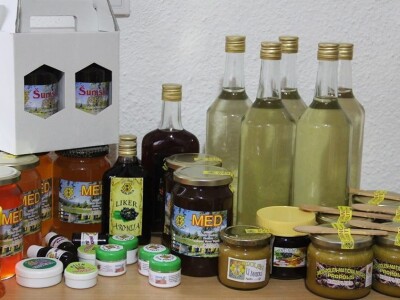Pčelinjaci Kraljica – Porodična tradicija duga 22 godine Pčelinjaci Kraljica – Porodična tradicija duga 22 godine