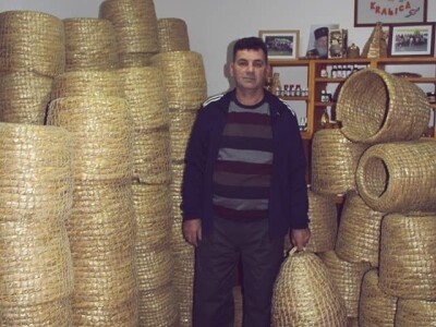 Pčelinjaci Kraljica – Porodična tradicija duga 22 godine Pčelinjaci Kraljica – Porodična tradicija duga 22 godine