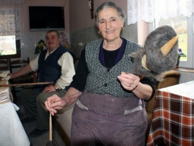 Pero uzgaja ovce i plete čarape, a njegova supruga prede vunu